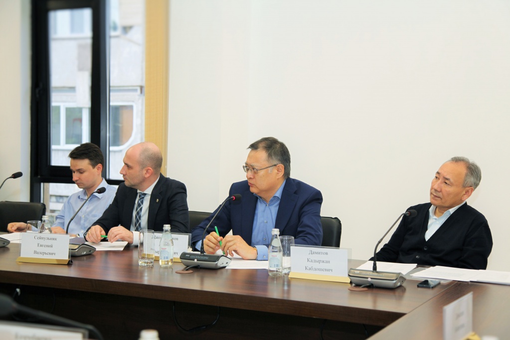 Евгений Сейпульник, Кадыржан Дамитов и Азамат Джолдасбеков на четвертом заседании