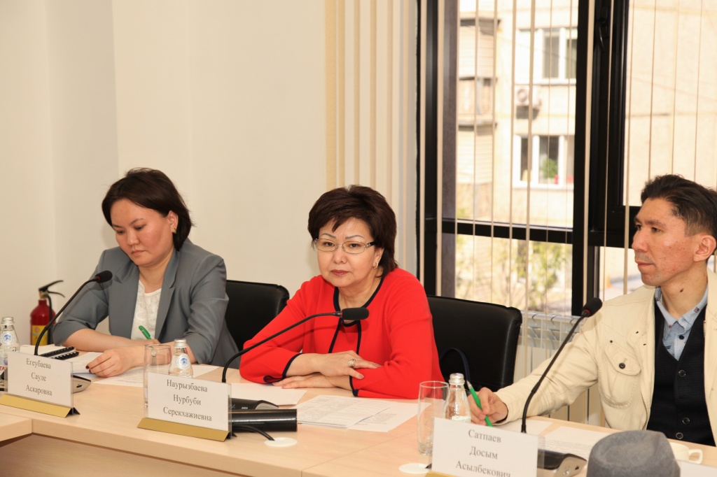 Нурбуби Наурызбаева, Сауле Егеубаева и Досым Сатпаев на третьем заседании