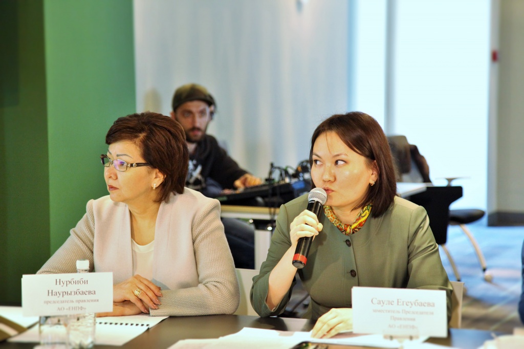 Нурбуби Наурызбаева и Сауле Егеубаева на экспертной дискуссионной встрече по проблемам и перспективам пенсионной системы Казахстана